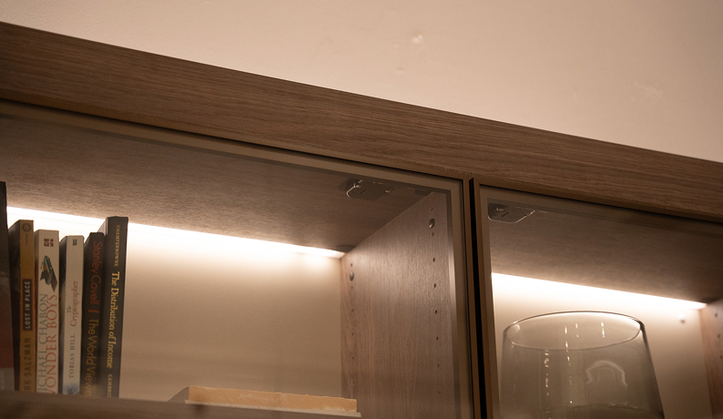 間接照明を組み込んだシステム収納