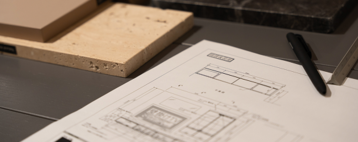 製造現場の職人による丁寧な作業