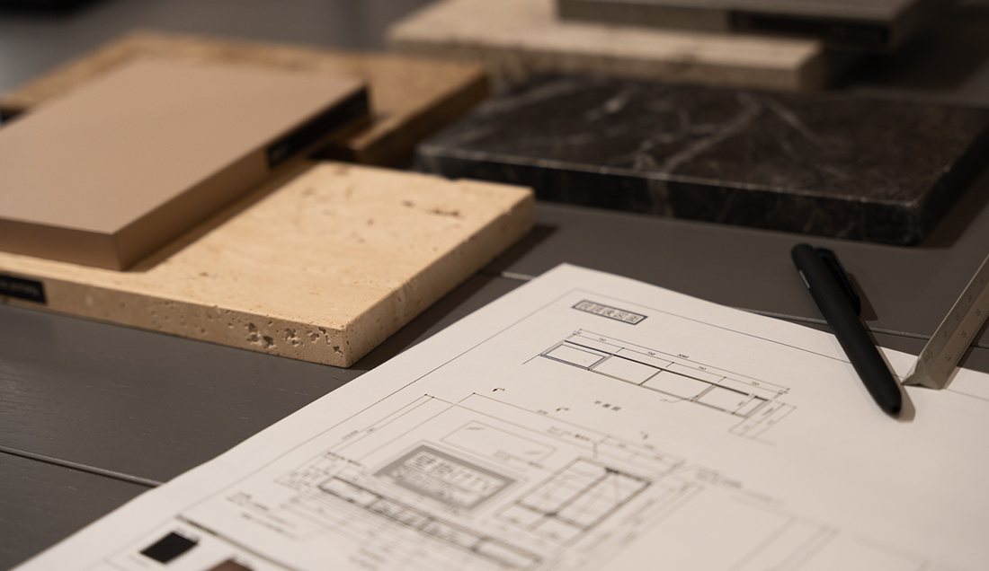 ショールームでの商品現物の確認風景