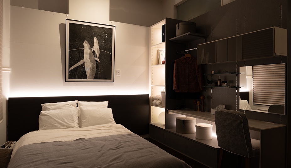 照明で美しく演出された収納家具