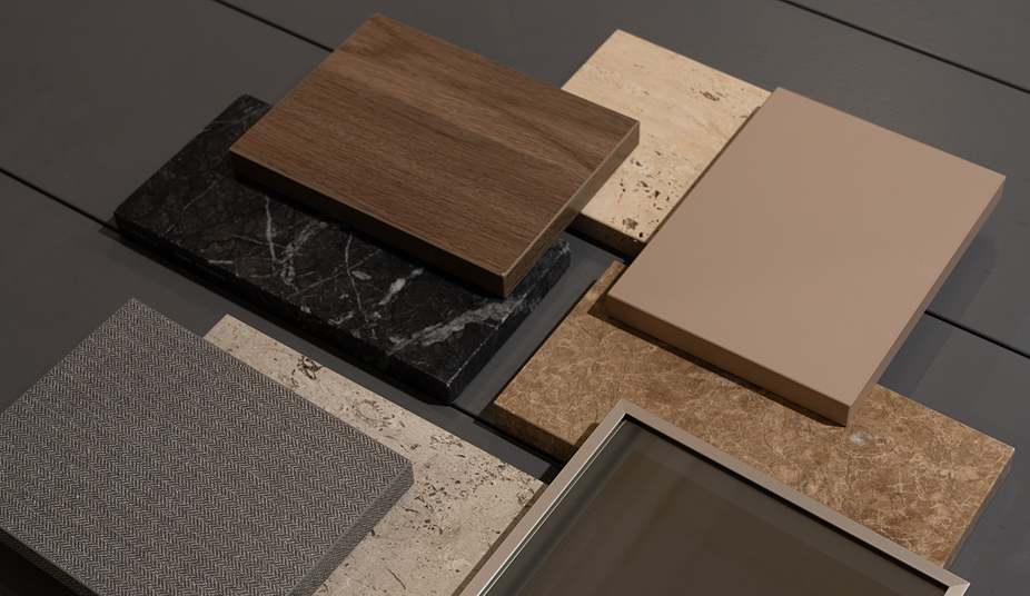 石、ガラス、鉄などの異素材を組み合わせた家具