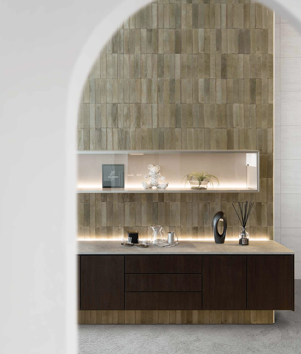 間接照明が施された木目調収納システムの設置例