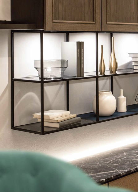 モダンデザインのオープンシェルフとインテリア小物