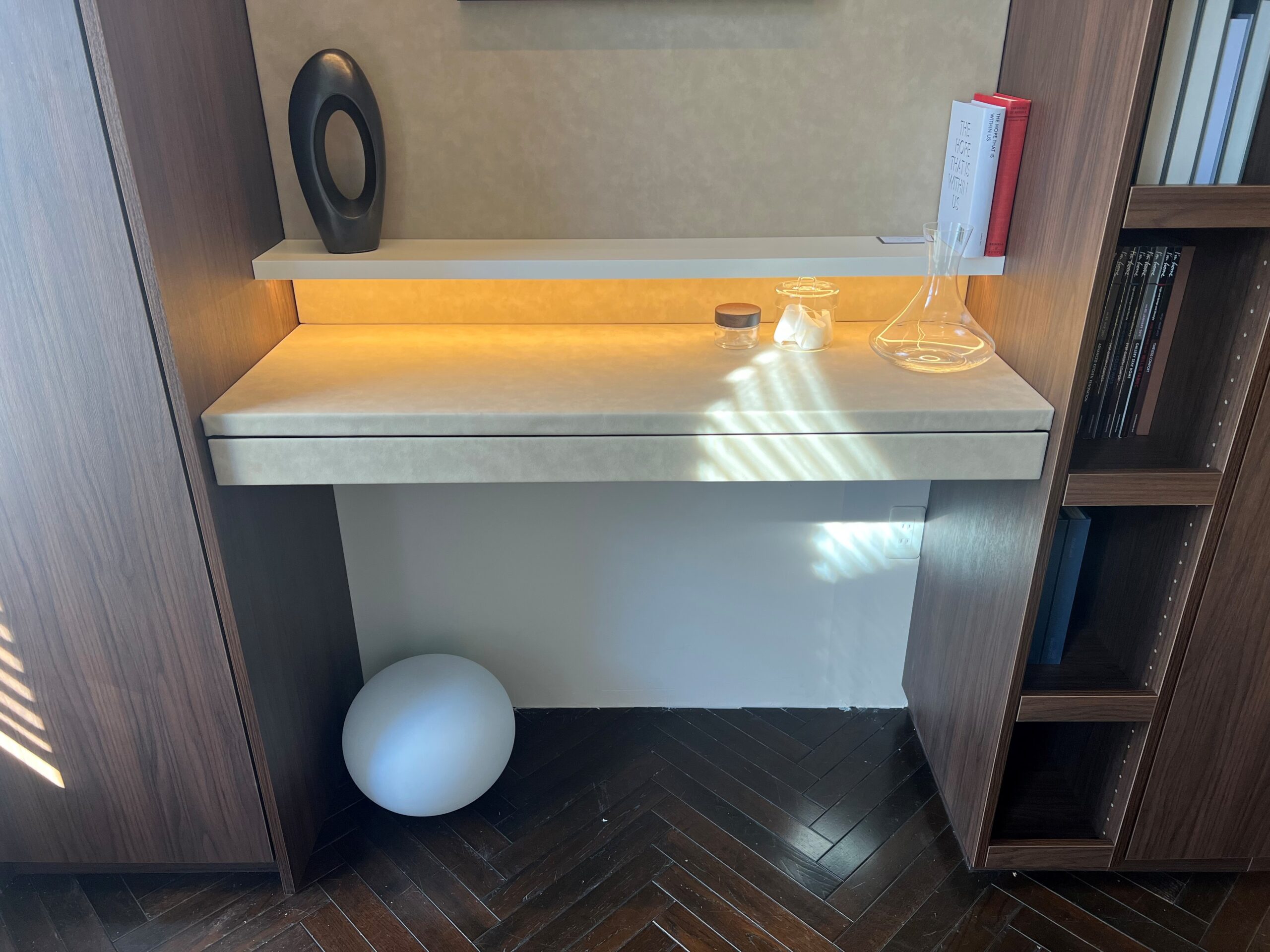 デスク下引出前板を変更（フェイクレザー）