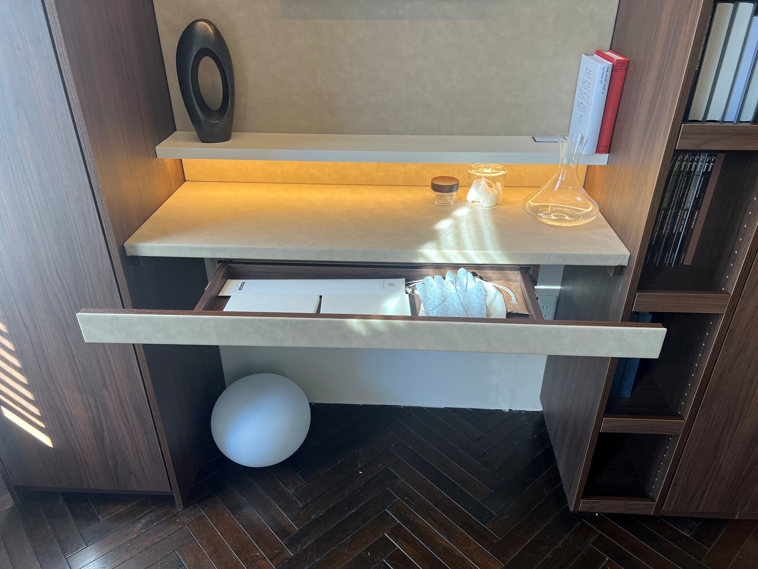 デスク下引出前板を変更（フェイクレザー）