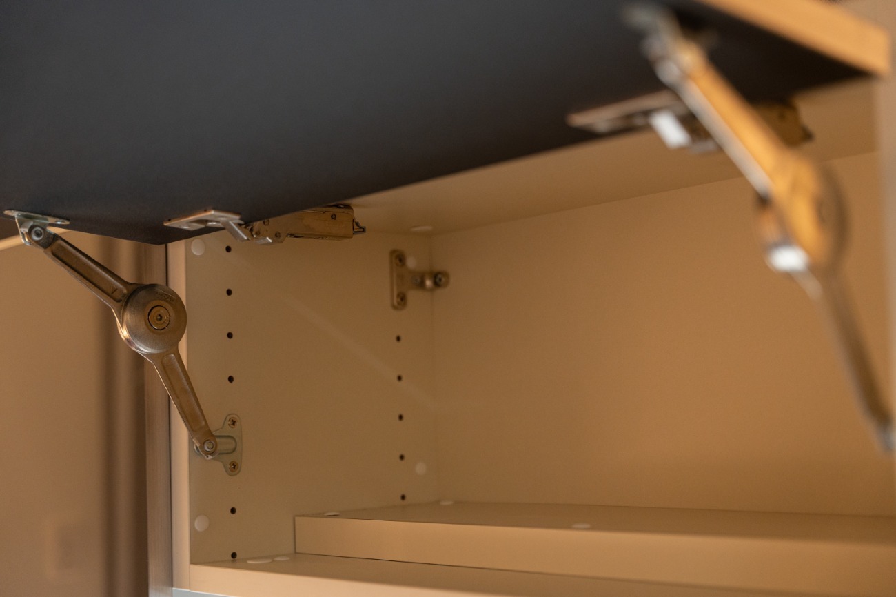 フラップアップ扉