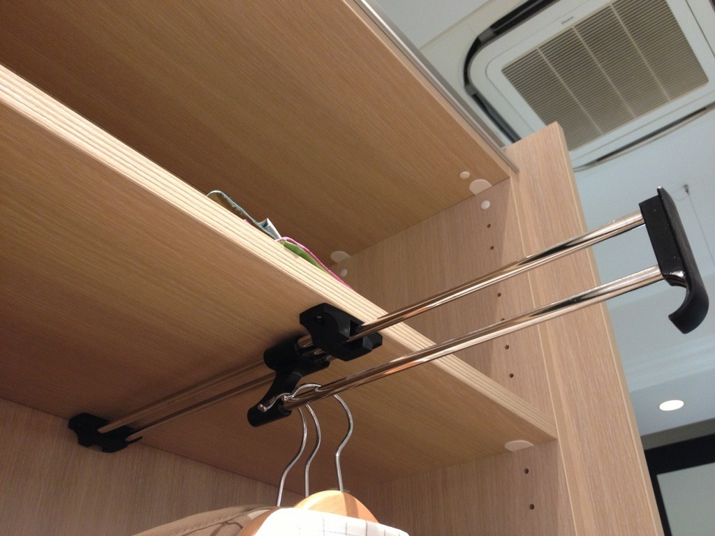 スライド式縦型ハンガーパイプ